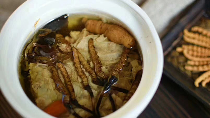 鮮香滋補(bǔ)！鮮冬蟲夏草燉雞湯的美味做法